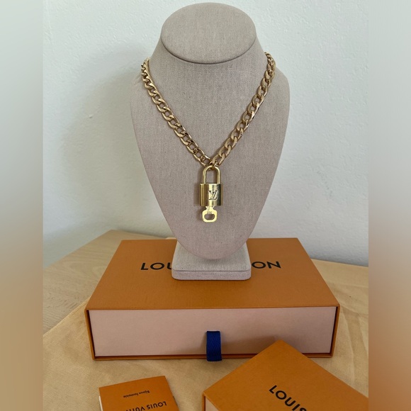Louis Vuitton Handbags - Auth Vintage Louis Vuitton Lock & Key #322 with 18” Unbranded Necklace